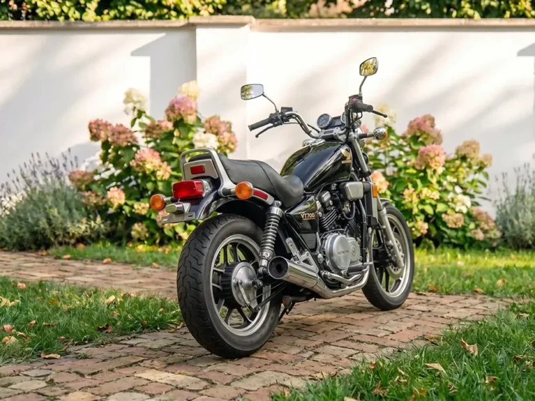 Kertben parkoló Honda Magna V4 - egyedi motoros élmény ajándékba