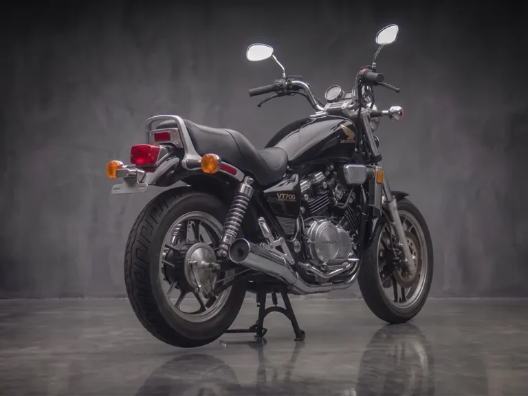 Fekete Honda Magna 1100 hátulról - négy kipufogós cruiser bérlés