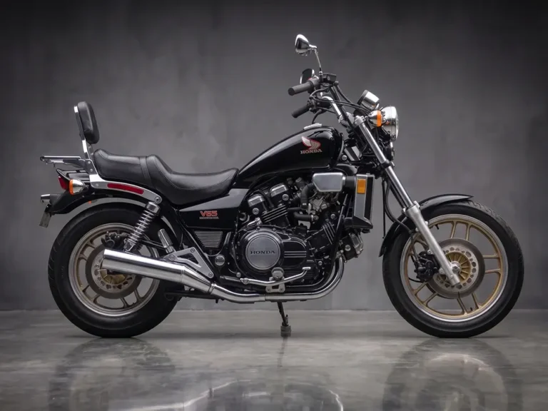Fekete Honda VF1100C Magna izommotor oldalról - power cruiser bérlés