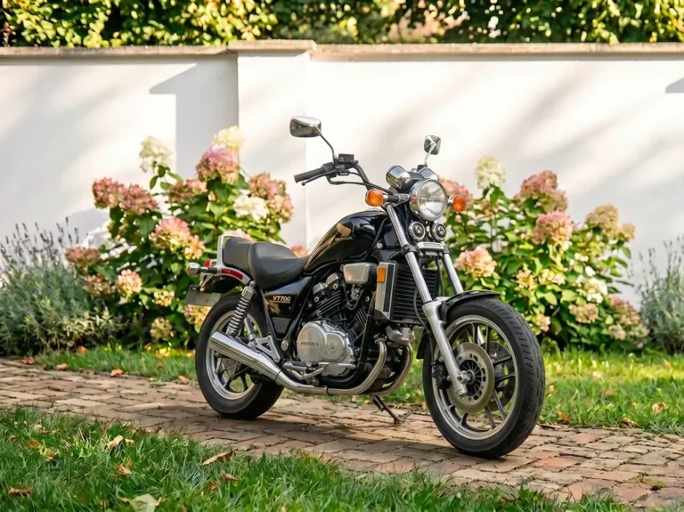 Honda VF1100C Magna fekete power cruiser a kertben - VIP motorbérlés