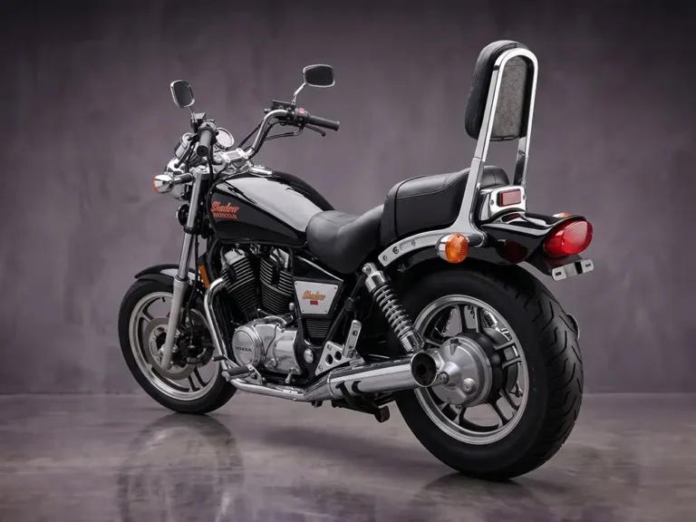 Fekete Honda Shadow 1100 hátulról - kényelmes cruiser kölcsönzés