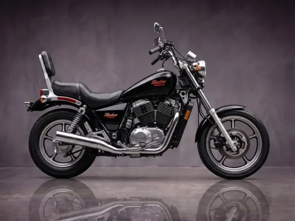 Fekete Honda VT1100C Shadow cruiser oldalnézet - motorbérlés házhoz Budapesten
