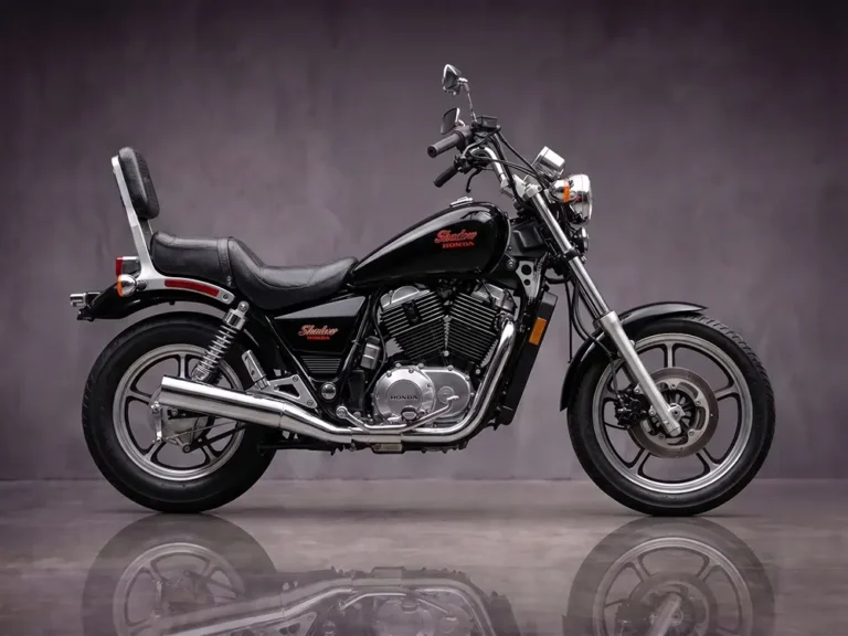 Fekete Honda VT1100C Shadow cruiser oldalnézet - motorbérlés házhoz Budapesten