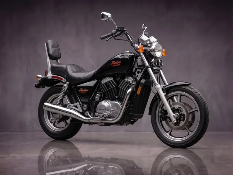 Honda Shadow VT1100C króm kipufogó és V-blokk - klasszikus túramotor bérlés