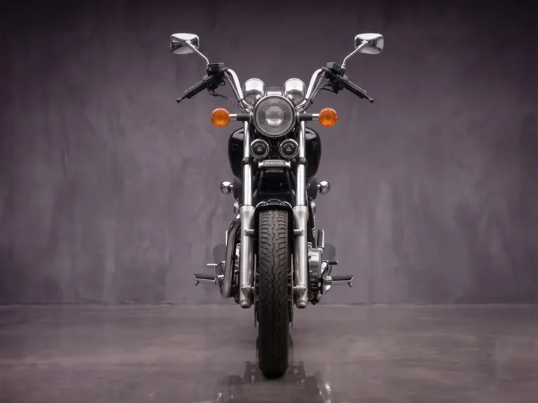 1986-os fekete Honda Shadow 1100 szemből - bérelhető japán nagyvas