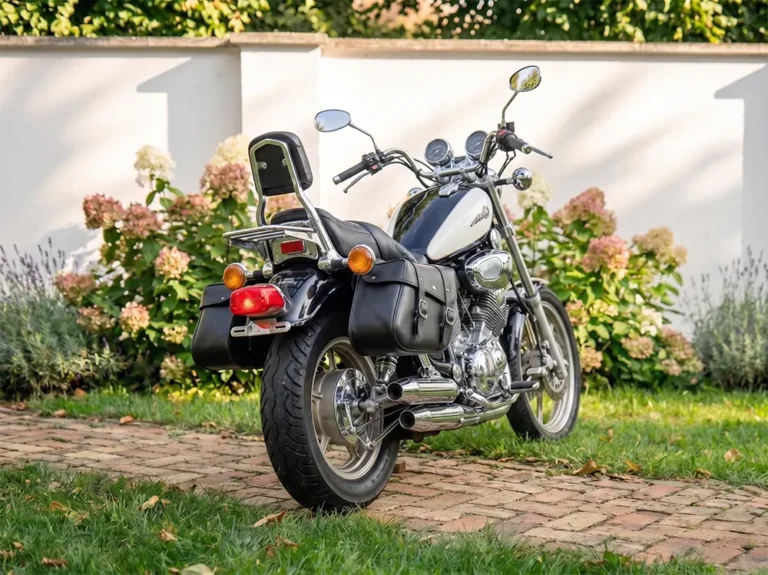Kertben álló fehér Yamaha Virago 1100 - klasszikus japán chopper bérlés