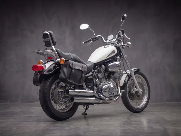 Fehér Yamaha Virago 1100 hátulról nyeregtáskával - élmény chopper bérlés