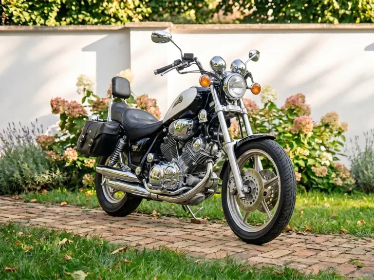 Yamaha Virago 1100 fehér cruiser parkol a kertben - bérelhető motor