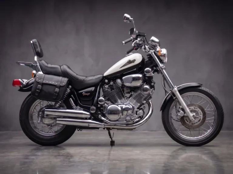 Fehér Yamaha Virago 1100 chopper oldalnézetből - prémium motorbérlés Budapest