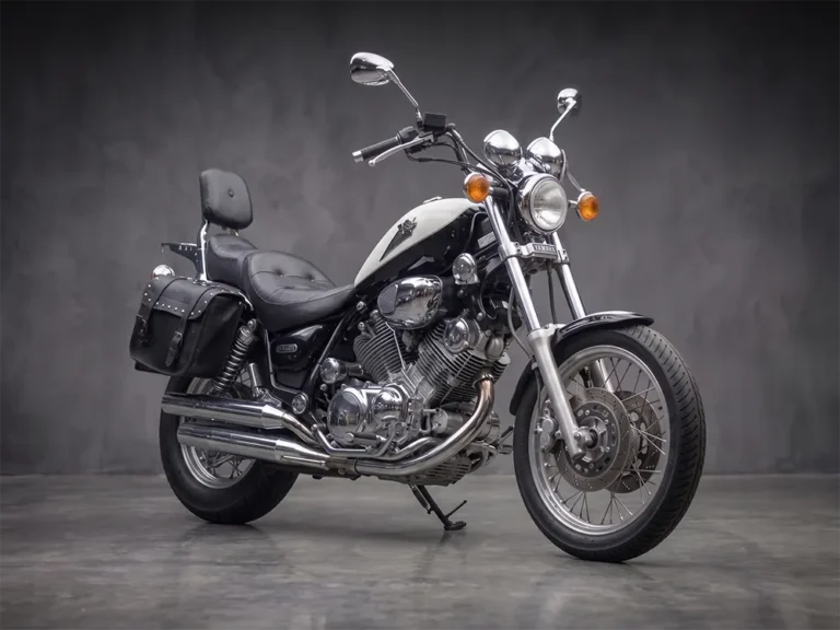 Yamaha Virago 1100 fehér V2-es blokk és króm részletek - motorbérlés házhozszállítással