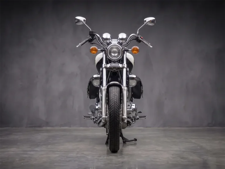 1997-es fehér Yamaha Virago 1100 szemből - bérelhető klasszikus túramotor
