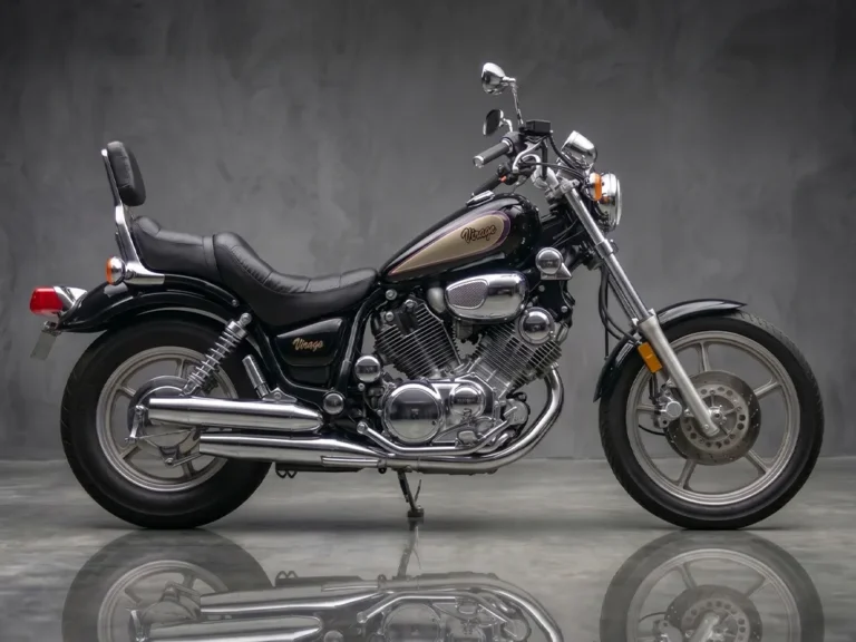 Fekete Yamaha Virago 1100 chopper oldalról - klasszikus motorbérlés Pest megye