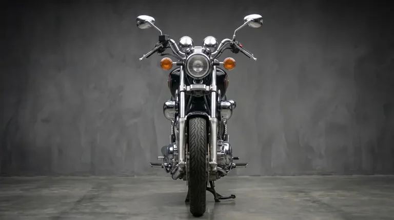 1994-es fekete Yamaha Virago 1100 szemből - bérelhető retro cruiser